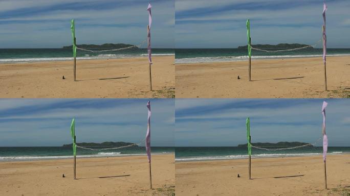 沙滩上的排球绿松石水和白沙