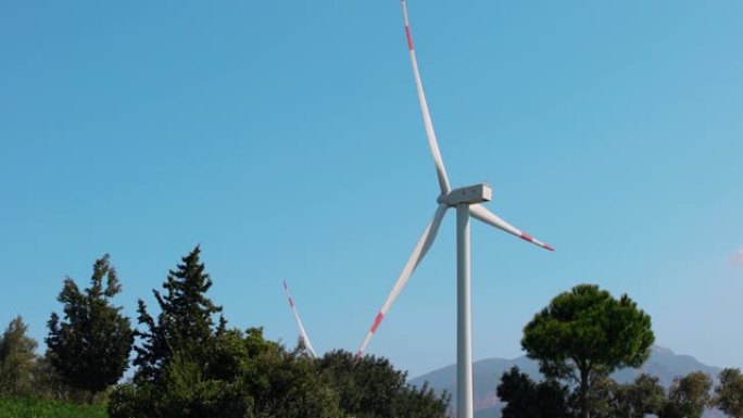 释放风的力量。风力发电机对抗蓝天。可再生能源概念。