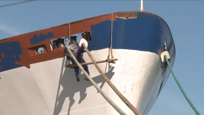 造船厂工人修理船舶