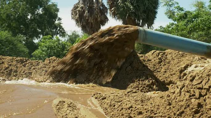 疏浚河道砂排管到使用中的处置场和挖掘机