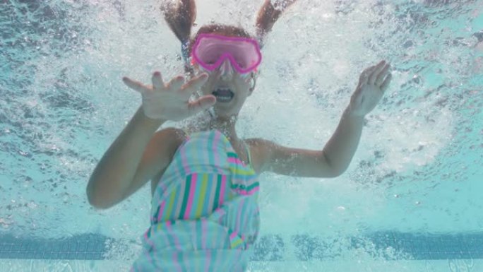 水下景观小女孩跳进游泳池穿着脚蹼玩得开心在阳光明媚的日子里游泳泼水快乐的孩子在户外享受暑假4k