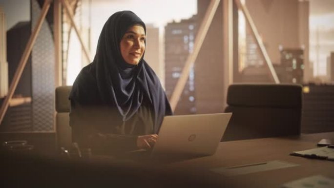 阿拉伯执行经理，在笔记本电脑上的业务研发办公室工作。中东女性回顾企业增长战略并与合作伙伴沟通