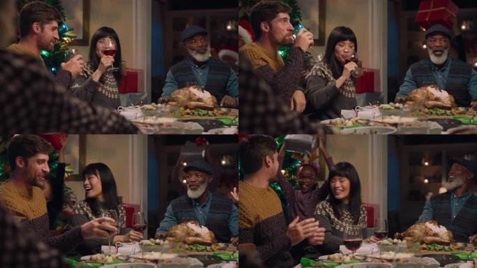 幸福的夫妇和朋友一起享受圣诞晚餐，庆祝节日，家人在家共享晚餐4k