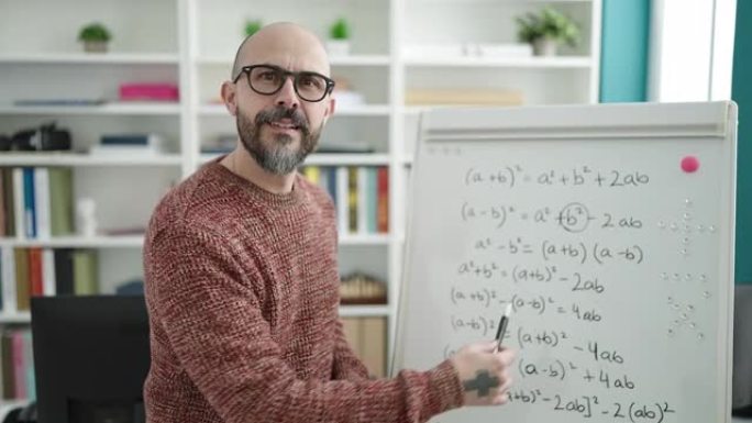 年轻的秃头老师在大学教室里用磁板教数学