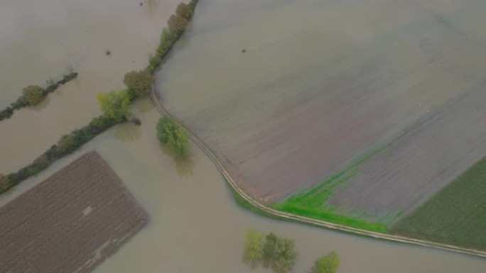 空中: 季节性降雨过后，耕地严重泛滥