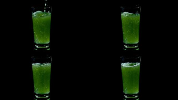 高清慢速: 准备饮用的维生素片中的绿色果汁