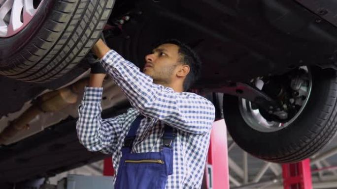 印度或巴基斯坦的汽车修理工在汽车维修服务中工作。汽车服务、维修保养