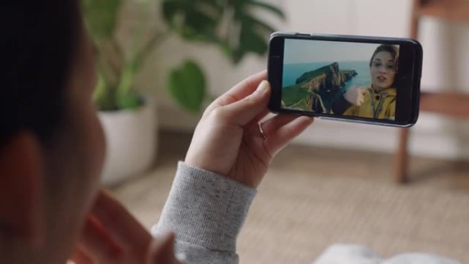 年轻女子视频聊天使用智能手机快乐的朋友在苏格兰度假分享旅游体验享受假期冒险与手机交流