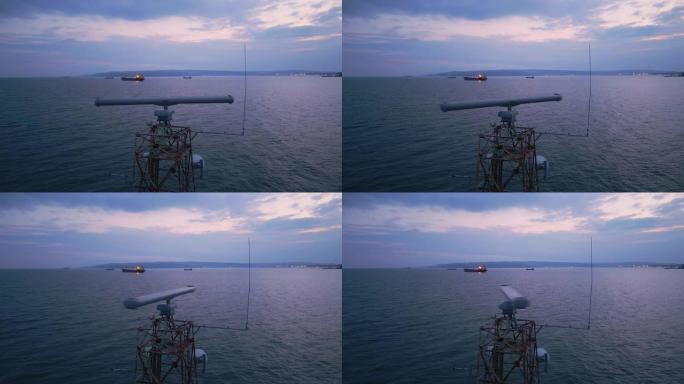 海边的旋转天线是用于与海上船只接触的重要通信工具。