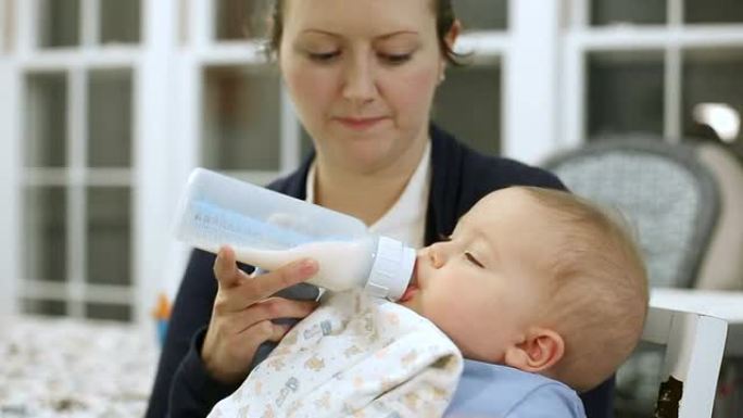 妈妈给婴儿喂奶瓶