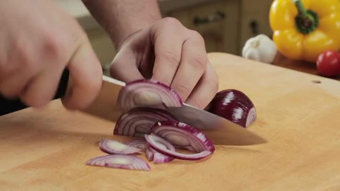厨师用刀切洋葱，慢动作