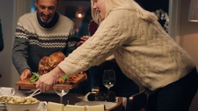 圣诞家庭准备餐桌，土耳其朋友抵达参加晚宴，庆祝节日团圆，享受家里的盛宴4k镜头
