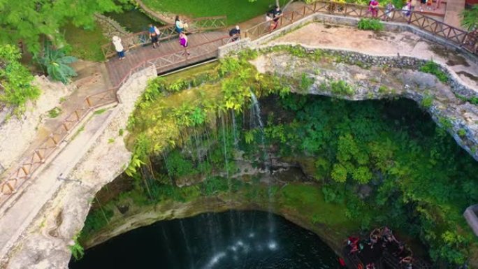 墨西哥巴利亚多利德cenote Saamal的鸟瞰图。人们在cenote休息和游泳。
cenote中