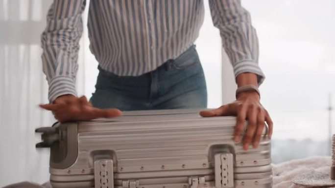 旅行妇女打包行李箱准备公路旅行准备行李度假