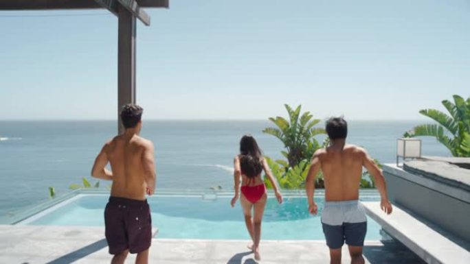 度假朋友跳进酒店度假村的游泳池庆祝夏天享受阳光明媚的日子旅游度假奢华生活方式4k