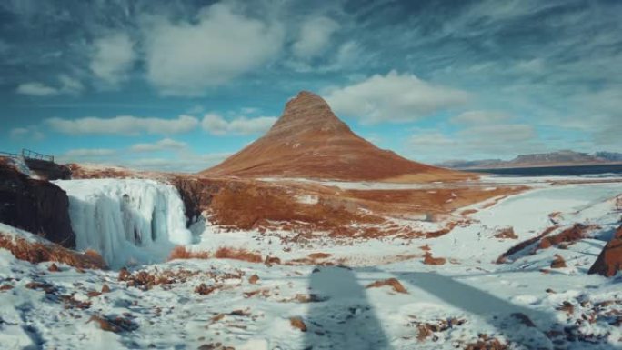 冰岛阳光明媚的kirkjufellsfoss瀑布和Kirkjufell山的时间流逝