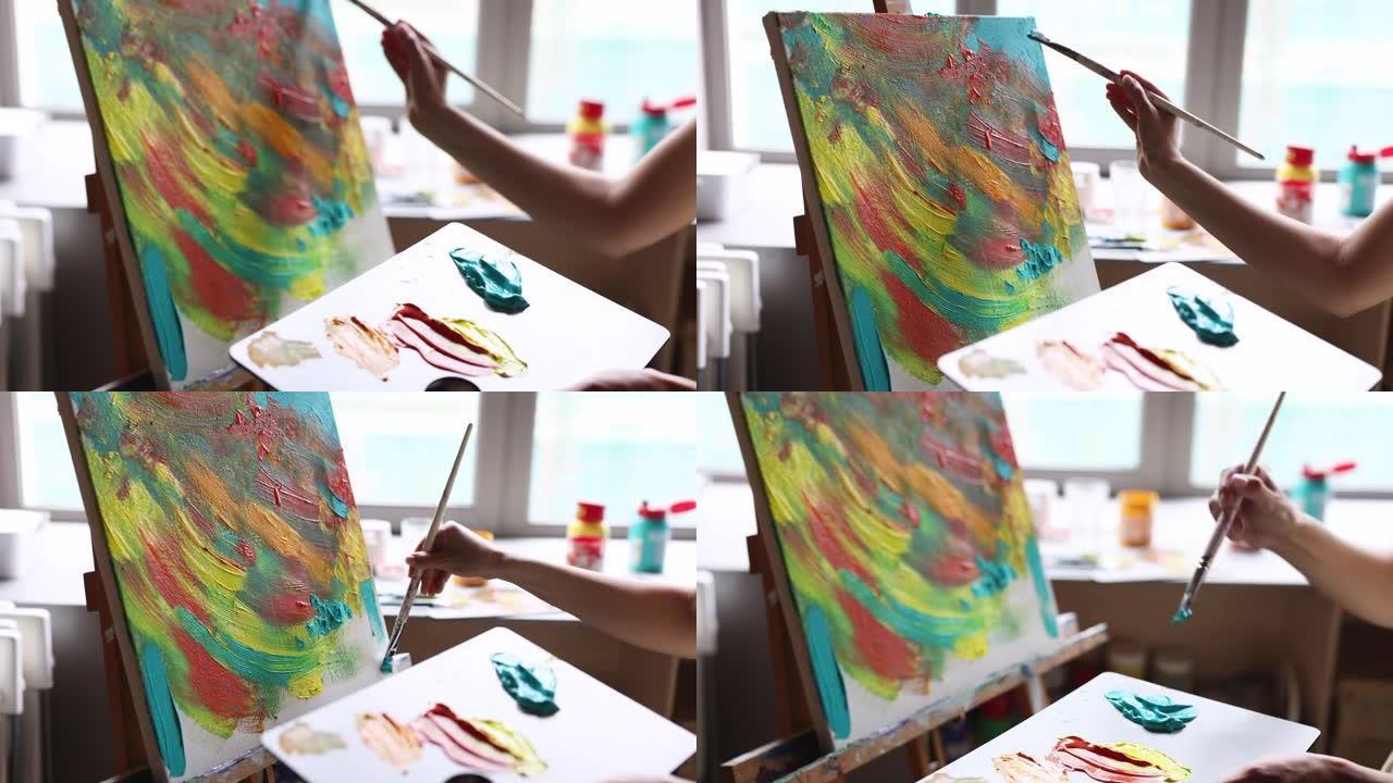 艺术家手持矩形调色板，抚摸丙烯酸涂料的手