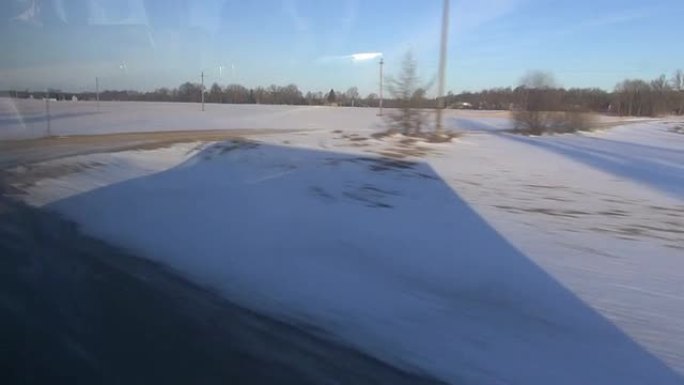 冬季雪地上的客运巴士阴影