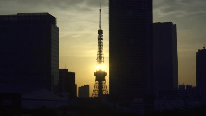 东京铁塔和黄昏的城市景观。