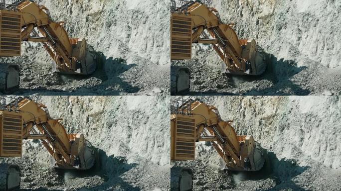 露天矿挖矿作业液压挖掘机，慢动作