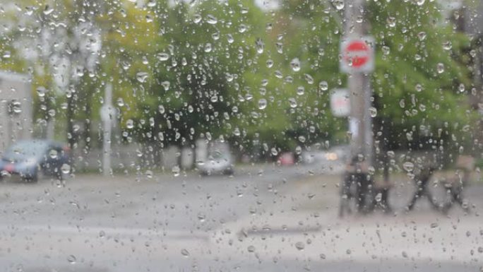 车内下雨天。