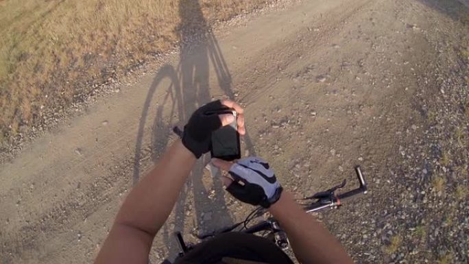 山地自行车手在智能手机上寻找路线