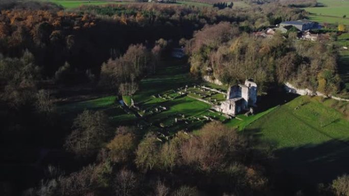 英格兰南约克郡一座破旧修道院的鸟瞰图