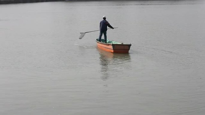男子划桨船