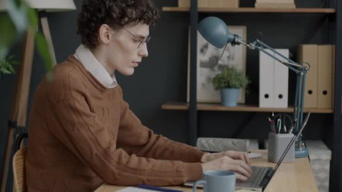 年轻的企业家用笔记本电脑打字，在工作时集中精力从事商业活动