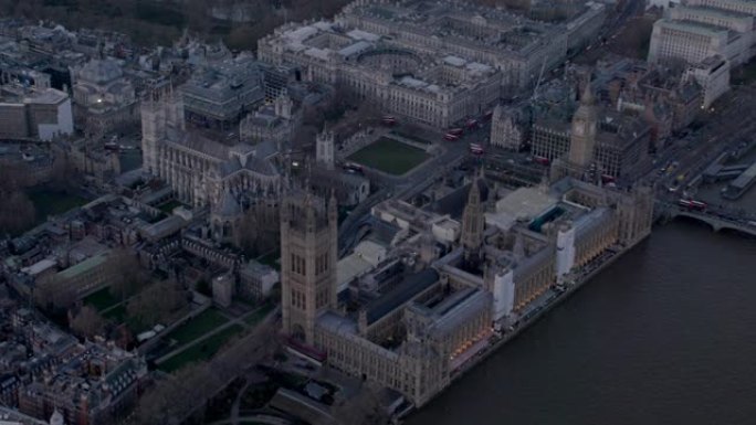 英国西伦敦泰晤士河的鸟瞰图，日落时分的伦敦市中心。4 k