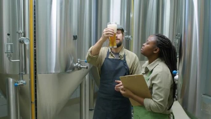 不同的酿酒厂技术人员检查新鲜啤酒的特性