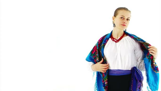 穿着斯拉夫民族服装的年轻女子穿着腰带和围巾。