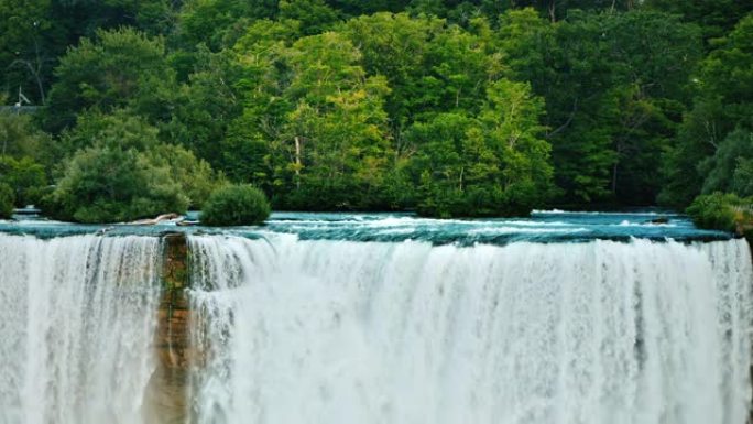 尼亚加拉河和尼亚加拉瀑布的背景为绿色森林-美丽的美国自然景观