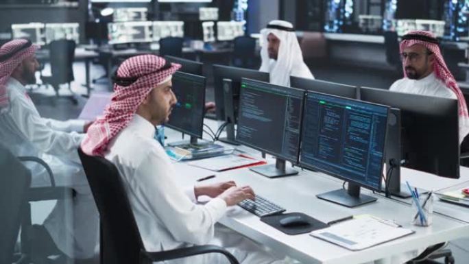 在技术研发机构工作的年轻阿拉伯专业人才团队。穆斯林办公室中带有软件代码和技术神经网络图的计算机屏幕