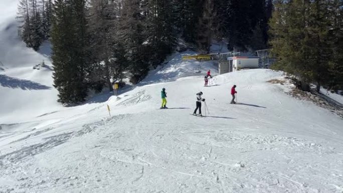 奥地利高山滑雪胜地的电梯站出口