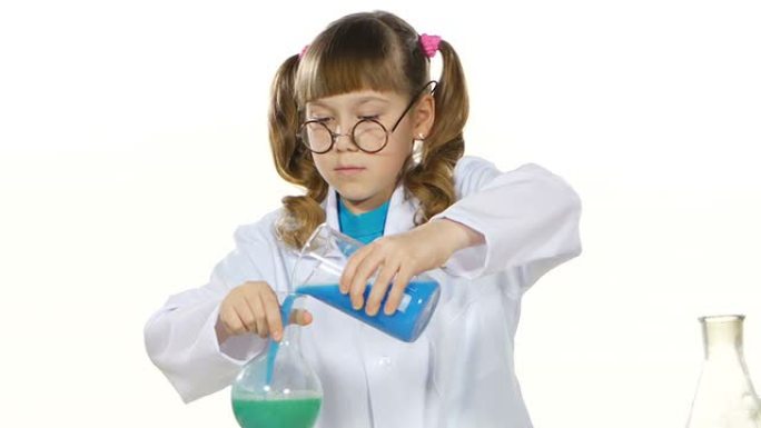 严肃的，穿着制服和圆形眼镜的马尾辫小女孩做化学实验 -- 混合，孤立在白色背景上