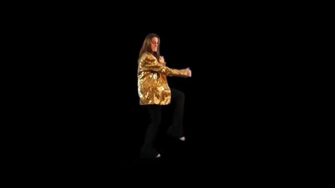 穿着金色夹克的女孩在黑色背景上跳舞