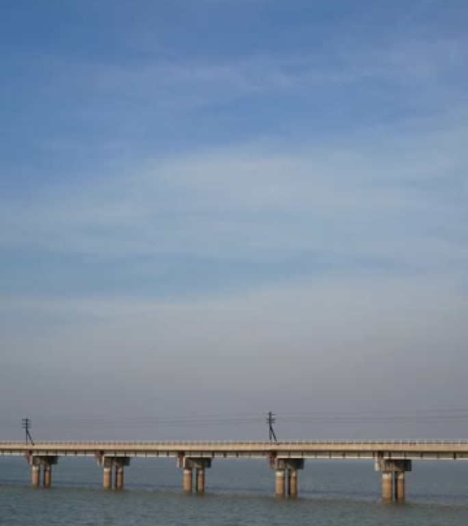 白天在河上的火车轨道桥的垂直镜头