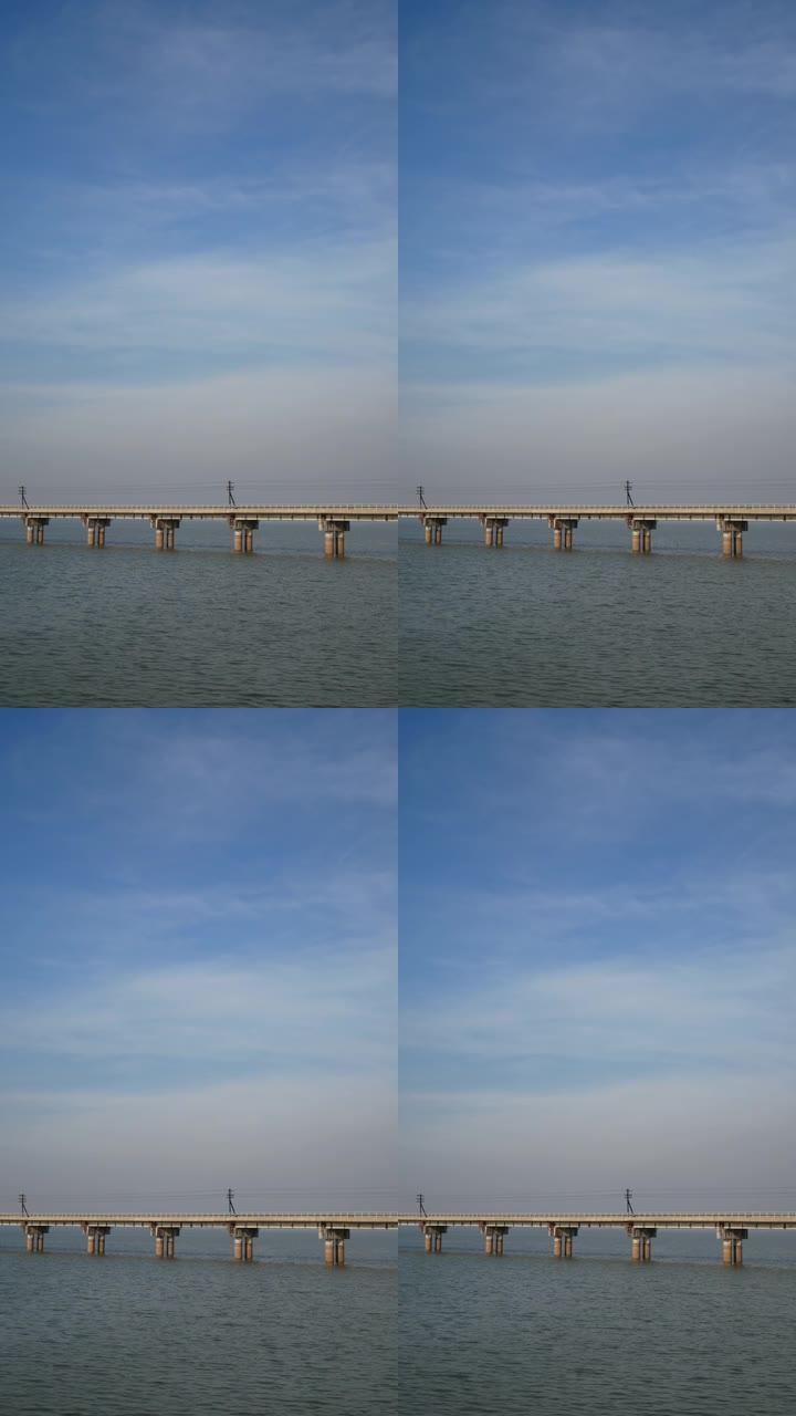 白天在河上的火车轨道桥的垂直镜头