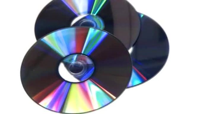 CD DVD在白色背景上旋转