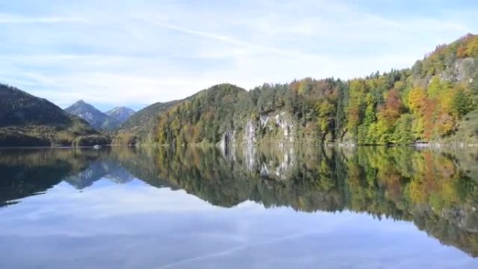 秋天的Alpsee，慕尼黑附近的Hohenschwangau的大海