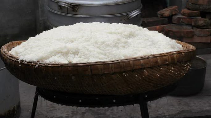煮熟的白米饭沥干