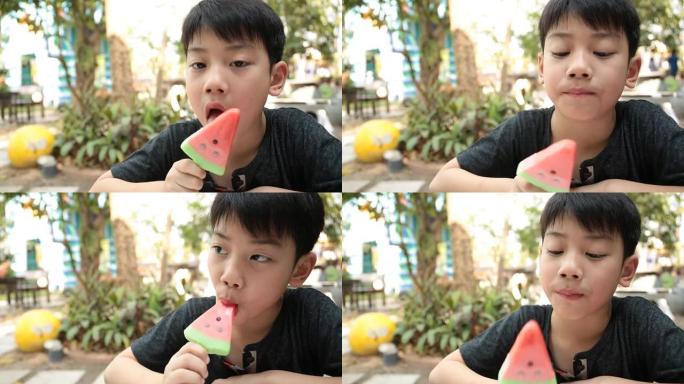 亚洲小男孩喜欢吃冰激赏。
