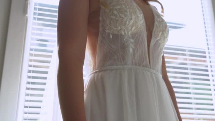 特写: 美丽的新娘穿着漂亮的白色礼服为婚礼做准备