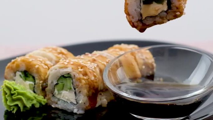 一盒寿司和面包卷，配筷子、生姜、瓦萨比和酱油。冠状病毒期间将食物运送到家中，将食物装在盒子，袋子和一