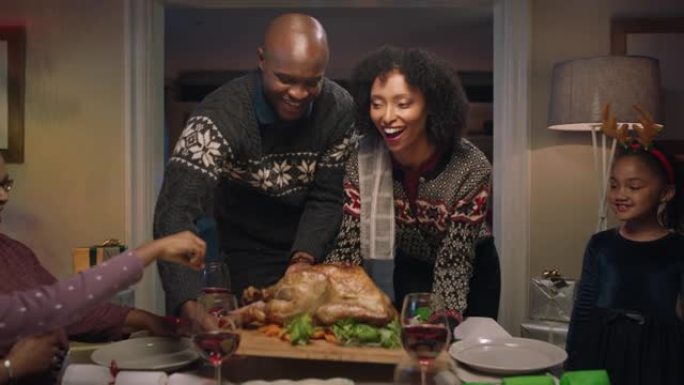 非裔美国人家庭圣诞节准备餐桌与火鸡庆祝节日团聚与朋友在家里享受盛宴4k镜头