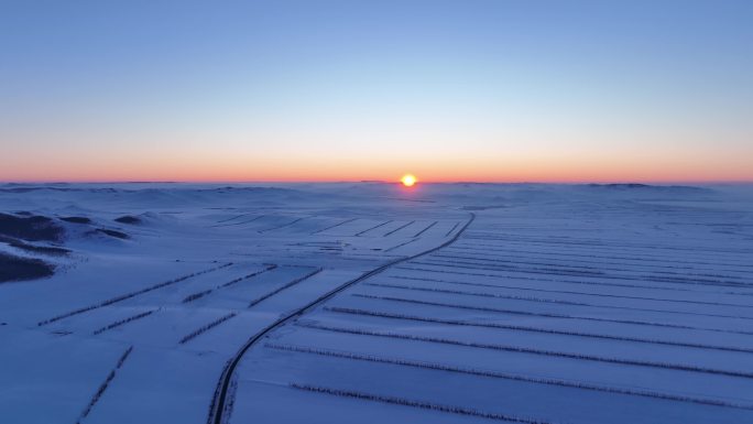 航拍严冬中的辽阔暮色雪原