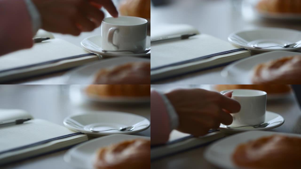 女人手记笔记，坐在咖啡馆的记事本上写商业创意。