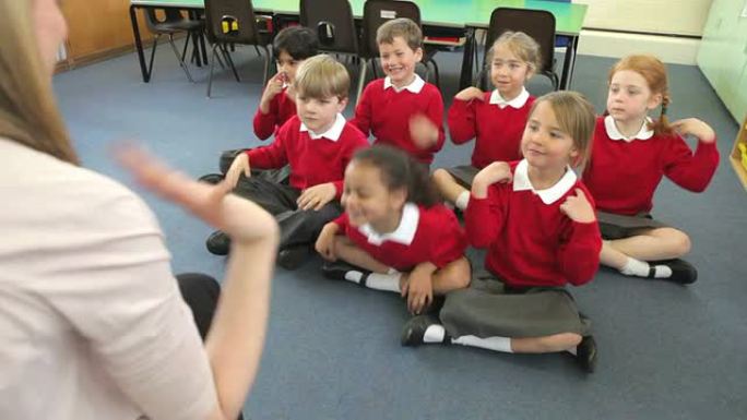 学生在唱歌时模仿老师的动作