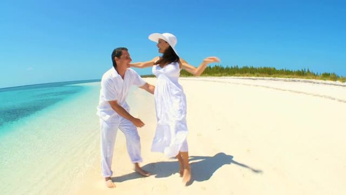 热带岛屿海滩上的幸福夫妇